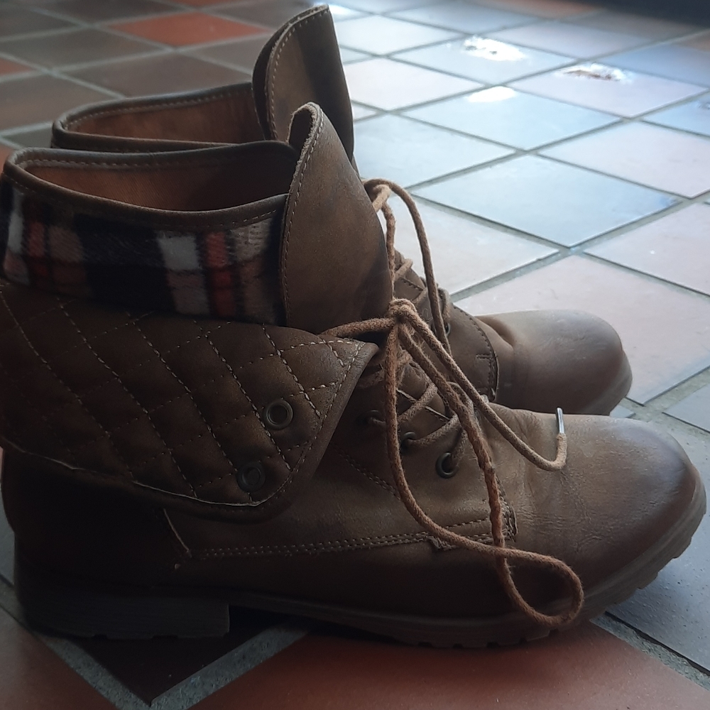 Boots - Picture 3 of 4